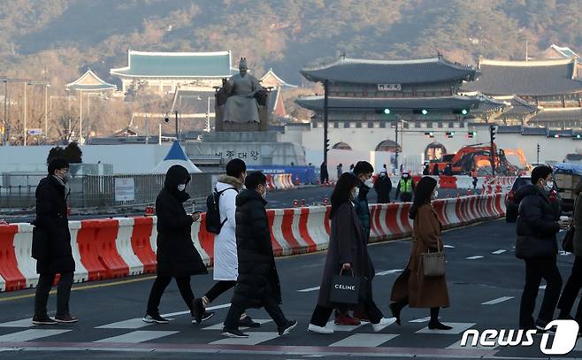 3일 오전 서울 세종대로 사거리에서 두꺼운 옷차림의 시민들이 발걸음을 재촉하고 있다. © News1 박세연 기자