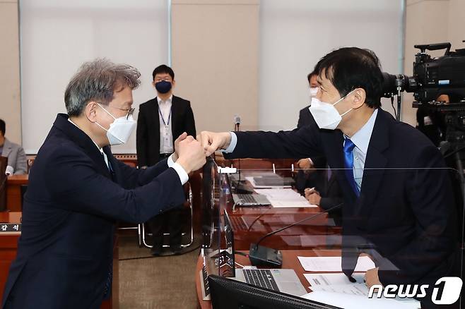 권칠승 중기부 장관 후보자가 국회에서 열린 인사청문회에서 이학영 국회 산업통상자원중소벤처기업위원회 위원장과 인사하고 있다. © News1 신웅수 기자