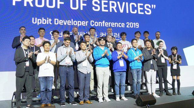 2019년 업비트 개발자 컨퍼런스에서 두나무 송치형 의장(가운데), 이석우 대표 등이 개막을 축하하는 모습.
