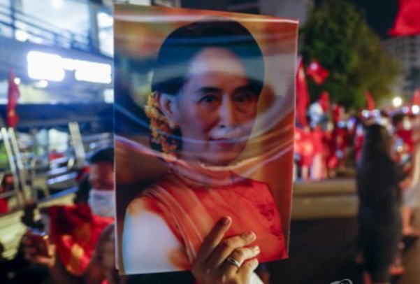 지난해 11월 미얀마 총선에서 아웅산 수치 고문의 소속 정당인 민주주의 민족동맹(NLD)이 압승한 뒤 NLD 지지자들이 거리에 몰려나와 자축하고 있다./EPA연합뉴스