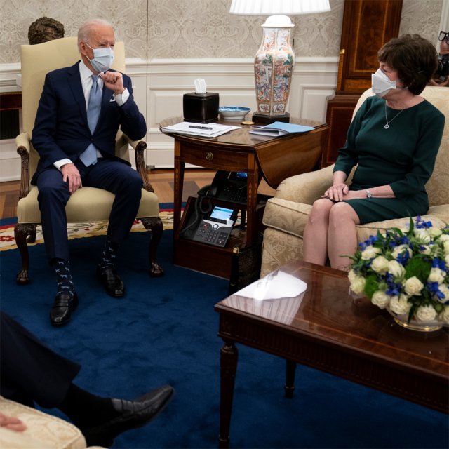 조 바이든 미국 대통령(왼쪽)이 1일 백악관 집무실인 오벌 오피스에서 공화당 수전 콜린스 상원의원을 만나 경기부양책을 논의하고 있다. 워싱턴=AP 뉴시스