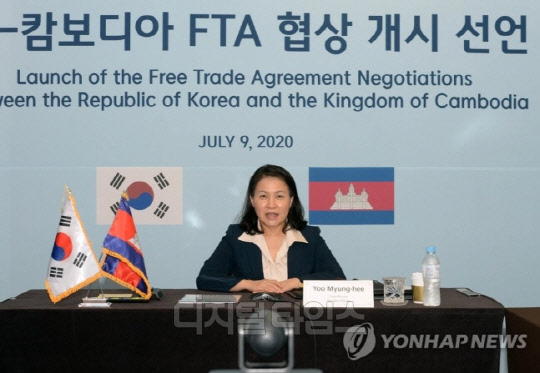 유명희 산업통상자원부 통상교섭본부장이 2020년 7월 9일 '한-캄보디아 FTA 협상 개시 선언식'에 참석해 발언하고 있다. <산업통상자원부 제공>