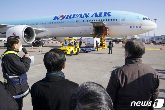 문재인 대통령이 3일 인천국제공항 대한항공 화물터미널을에서 코로나19 백신 수송 모의훈련을 참관하고 있다./사진=뉴스1