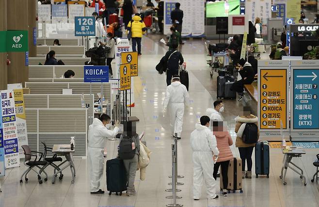 3일 오후 인천국제공항 제1여객터미널에서 입국자들이 공항 방역절차에 따라 이동하고 있다. 연합뉴스