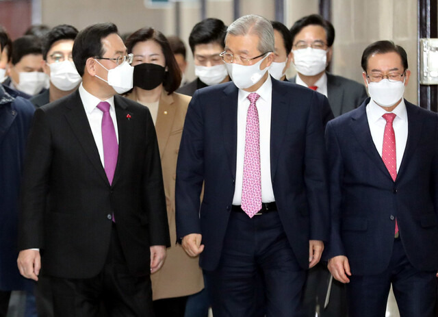 국민의힘 김종인 비상대책위원장과 주호영 원내대표가 3일 국회에서 열리는 비상대책위원회의에 참석하기 위해 걸어가며 이야기를 나누고 있다. 공동취재사진