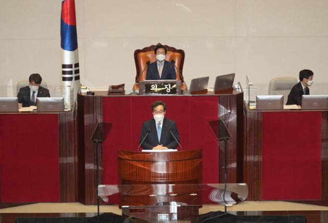 이낙연 더불어민주당 대표가 2일 오전 국회 본회의장에서 열린 제384회 국회(임시회) 제2차 본회의에서 교섭단체 대표연설을 하고 있다. 오대근 기자