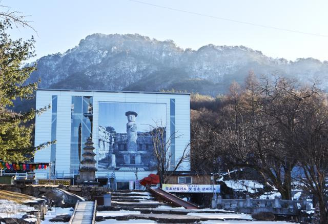 수안보면 월악산 자락의 미륵대원지. 절의 얼굴이라 할 석조여래입상은 보수 공사가 진행 중이어서 가려져 있다. 이르면 연말쯤 본래의 미소를 볼 수 있을 듯하다.