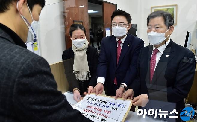 김성원, 이철규 국민의힘 의원과 권은희 국민의당 원내대표가 3일 서울 여의도 국회 의안과에 문재인 정부의 대북 원전건설 의혹 관련 진 상규명을 위한 국정조사 요구서를 제출하고 있다.