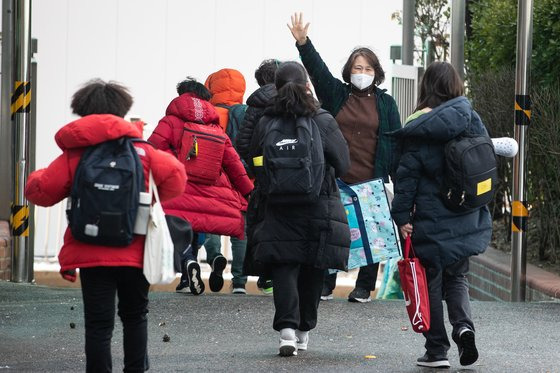 지난달 28일 서울시내 한 초등학교에서 학생들이 하교하며 선생님과 하이파이브하고 있다. 뉴스1