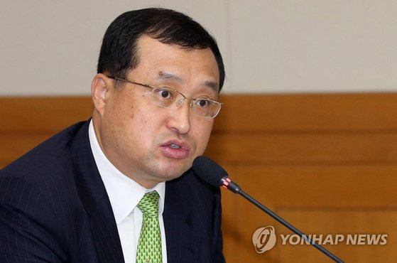 더불어민주당이 지난 28일 '사법농단 의혹'을 받는 임성근 부장판사에 대해 탄핵소추를 추진하기로 했다. 사진은 임성근 부장판사. 연합뉴스