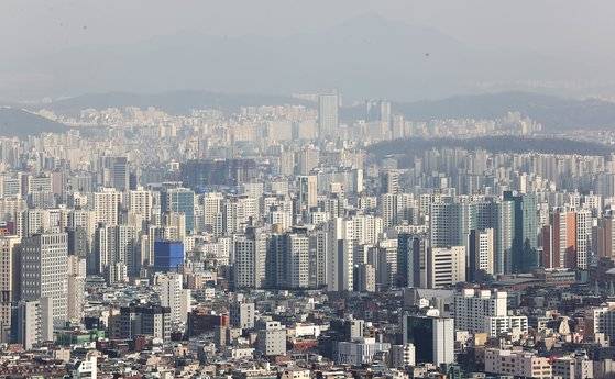 서울에 빼곡히 들어선 아파트. 현 정부 들어 입주 물량이 대폭 늘었지만 수요 대비 공급 부족은 더 심해졌다. [연합뉴스]