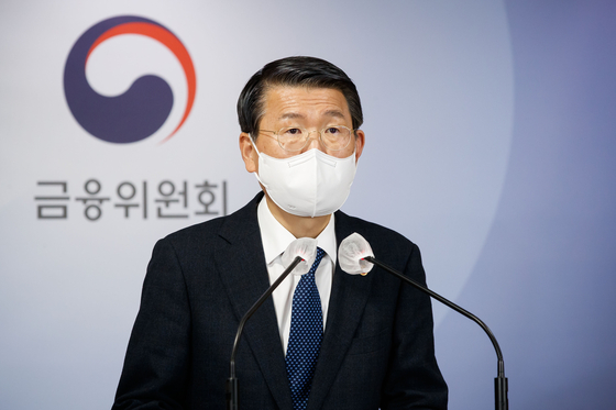 Financial Services Commission Chairman Eun Sung-soo announces the financial authority's decision on the short selling at the government complex in Seoul on Wednesday. [YONHAP]