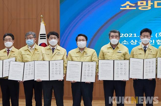 아산시는 코로나19 위기 극복 ‘소상공인 소망대출 특례보증’ 실시한다. 기념촬영 모습.