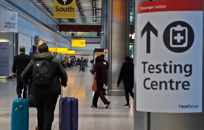 영국 런던 히스로 공항의 코로나19 검사소 앞을 여행객들이 지나고 있다. 2021.2.2./사진=AP/뉴시스