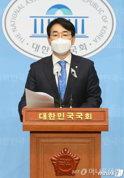 (서울=뉴스1) 박세연 기자 = 박용진 더불어민주당 의원이 24일 오전 서울 여의도 국회 소통관에서 ‘금융위 공매도 제도개선 문제 지적’ 기자회견을 하고 있다. 2021.1.24/뉴스1