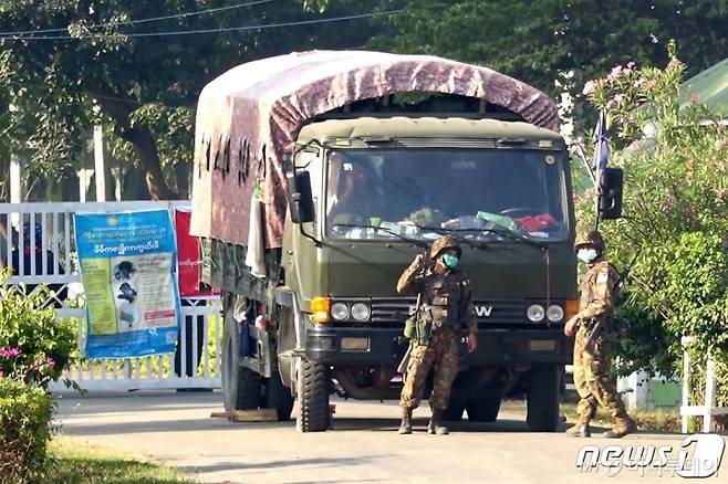 (네피도 AFP=뉴스1) 우동명 기자 =  2일(현지시간) 쿠데타가 발생한 미얀마 네피도의 의회 게스트 하우스 입구에서 무장 군인이 경비를 하고 있다.   ⓒ AFP=뉴스1