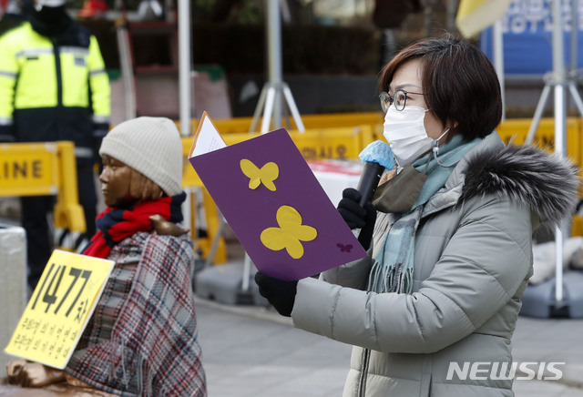 [서울=뉴시스]홍효식 기자 = 이나영 정의기억연대 이사장이 3일 서울 종로구 주한 일본대사관 앞 평화로에서 열린 1477차 일본군성노예제 문제해결을 위한 정기 수요시위 기자회견에서 주간보고 겸 성명서를 낭독하고 있다. 2021.02.03. yesphoto@newsis.com