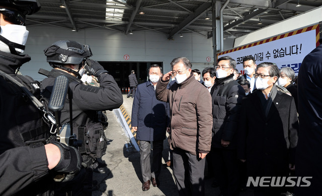 [인천공항=뉴시스]추상철 기자 = 문재인 대통령이 3일 오전 인천국제공항 대한항공 화물터미널에서 열린 코로나19 백신 수송 모의훈련에서 훈련 참가자를 격려하며 인사를 하고 있다. 2021.02.03. scchoo@newsis.com