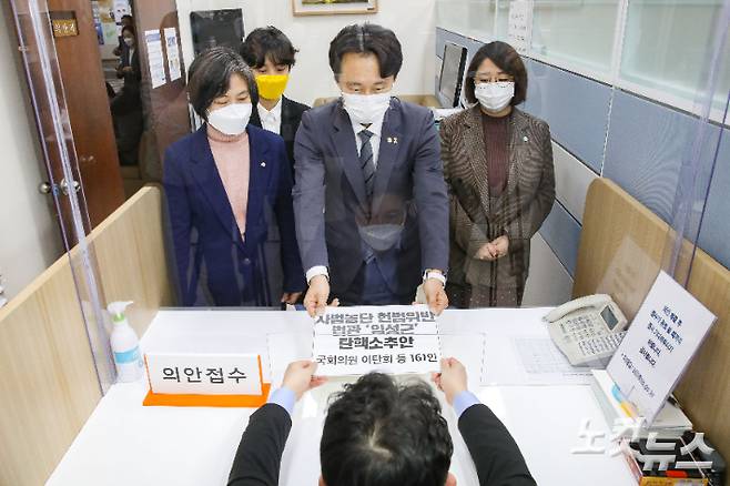 강민정 열린민주당 의원(왼쪽부터), 류호정 정의당 의원, 이탄희 더불어민주당 의원, 용혜인 기본소득당 의원이 지난 1일 오후 서울 여의도 국회 의안과에서 임성근 법관 탄핵소추안을 제출하고 있다. 윤창원 기자