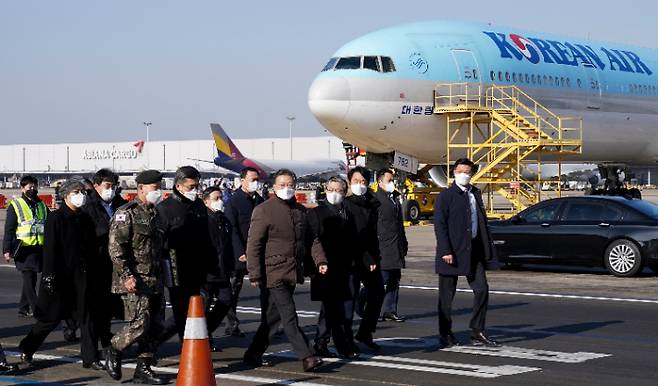 문재인 대통령이 3일 오전 인천국제공항 대한항공 화물터미널에서 열린 코로나19 백신 수송 모의훈련에서 수송과정을 보기 위해 주기장에서 이동하고 있다. 연합뉴스