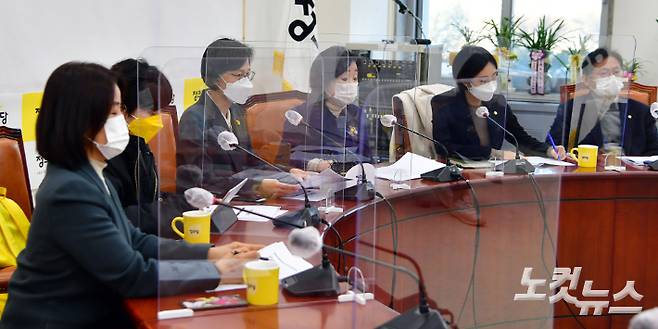 2일 오전 국회에서 열린 정의당 의원총회에서 강은미 비상대책위원장이 발언을 하고 있다. 윤창원 기자