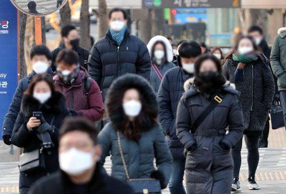 3일 오전 서울 시청역 인근에서 시민들이 출근하고 있다. 뉴시스