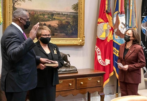 카멀라 해리스 미국 부통령(오른쪽)이 백악관에서 로이드 오스틴 신임 국방부 장관(왼쪽)의 취임선서를 주재하는 모습. 오스틴 장관 역시 미 역사상 첫 흑인 국방장관이다. SNS 캡처