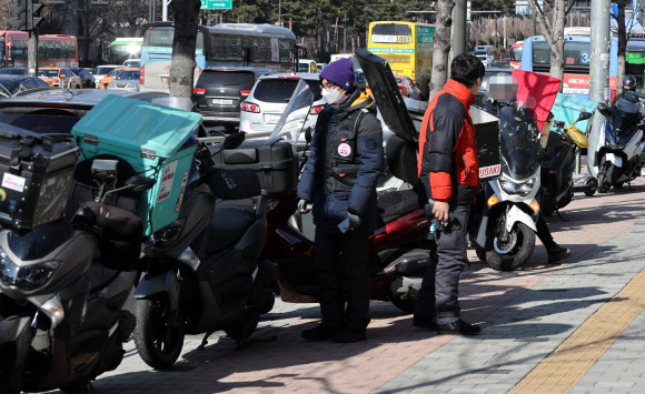 배달기사들의 대화 - 3일 오후 서울 송파구 쿠팡 본사 앞에서 배달 기사들의 노동조합인 라이더유니온이 연 기자회견이 끝난 뒤 참가자들이 대화하고 있다.2021.2.3 연합뉴스