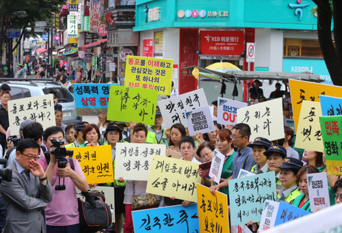 국내 중국동포 단체 회원들이 지난 2017년 8월 28일 서울 영등포구 대림역 앞에서 영화 '청년경찰' 상영중단 시위를 하고 있다. 이들은 청년경찰에 '중국동포와 거주지역인 대림동을 비하하는 장면이 자주 나온다'고 비판했다. 법원은 지난해 6월 중국 동포들이 영화 제작사를 상대로 낸 손해배상 청구 소송 항소심에서 화해 권고 결정을 내렸다./연합뉴스