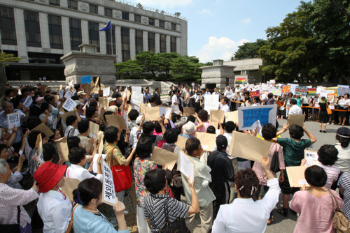 350여 명의 중국동포들이 지난 2011년 8월 서울 종로구 헌법재판소를 찾아 재외동포법을 모든 재외동포에게 차등 없이 적용해야 한다는 시위를 펼치고 있다. 현재 정부는 재외동포 비자(F-4)를 단순노무업종 외의 직종에 종사하는 이들 등에 한해 발급하고 있다./연합뉴스