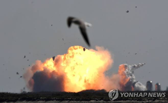 시험비행 중 또 폭발한 스페이스X 화성 우주선 스타십 (보카치카 로이터=연합뉴스) 미국 우주탐사 기업 스페이스X가 개발 중인 화성 이주용 우주선 '스타십'의 시제품 SN9이 2일 텍사스주 보카치카 발사 기지에서 시험비행 중 폭발하고 있다. 스타십 시제품 SN8도 지난해 12월 고도 비행 뒤 착륙 과정에서 폭발한 바 있다. sungok@yna.co.kr