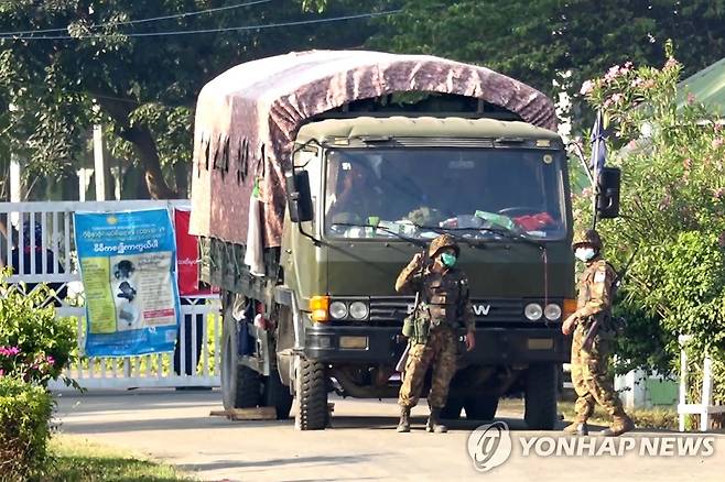 국회의원 구금된 영빈관 지키는 미얀마 군인들 (양곤 AFP=연합뉴스) 미얀마 군인들이 2일(현지시간) 국회의원들이 구금된 행정 수도 네피도의 영빈관 출입문을 지키고 있다. [AFP TV 제공 화면 캡처] jsmoon@yna.co.kr