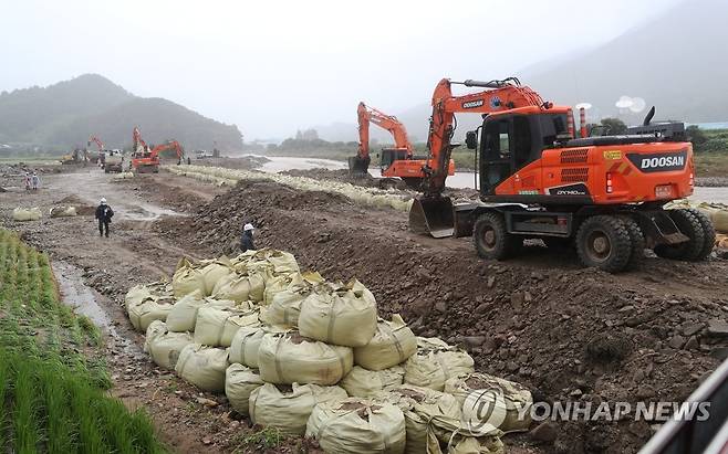 지난해 집중호우로 유실된 아산 온양천 제방 [연합뉴스 자료사진]