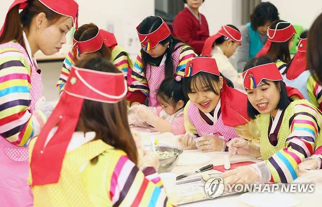 한국 설음식 체험하는 외국인 주민 지난해 설을 앞두고 대구시 달서구 성당동 달서구 건강 가정·다문화가족지원센터에서 열린 '행복한 명절 보내기' 행사에서 외국인 주민들이 한복을 입고 설음식 조리법을 배우는 모습. 2021.2.3 [연합뉴스 자료사진]