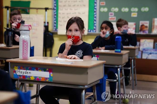 학교에서 코로나19 검체 '셀프 채취' 하는 미국 학생들 (보스턴 로이터=연합뉴스) 미국 매사추세츠주 보스턴의 한 학교 교실에서 지난달 28일(현지시간) 학생들이 자신의 코 속에 직접 면봉을 집어넣어 신종 코로나바이러스 감염증(코로나19) 검체를 채취하고 있다. leekm@yna.co.kr