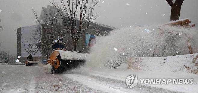 제설 또 제설 [연합뉴스 자료사진] 많은 눈이 내린 지난달 12일 오후 서울광장에서 서울시 관계자들이 제절 작업을 하고 있다. 2021.1.12