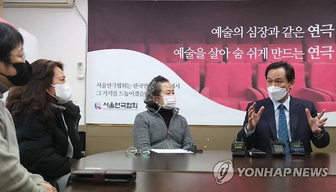 문화예술인들 어려움 듣는 우상호 (서울=연합뉴스) 더불어민주당 우상호 서울시장 예비후보(오른쪽)가 3일 서울 종로구 대학로 서울연극협회에서 문화예술인들과 간담회를 하고 있다. 왼쪽부터 정범철 극발전소301대표, 방지영 국제아동청소년연극협회 이사장, 지춘성 서울연극협회 회장.   2021.2.3   [국회사진기자단] zjin@yna.co.kr