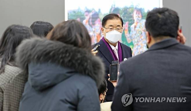기자회견 나선 정의용 외교부장관 후보자 (서울=연합뉴스) 류영석 기자 = 정의용 외교부 장관 후보자가 2일 오후 서울 종로구 외교부 청사 인근 사무실 로비에서 '북한 원전 추진 의혹'과 관련한 입장을 밝히고 있다. 2021.2.2 ondol@yna.co.kr