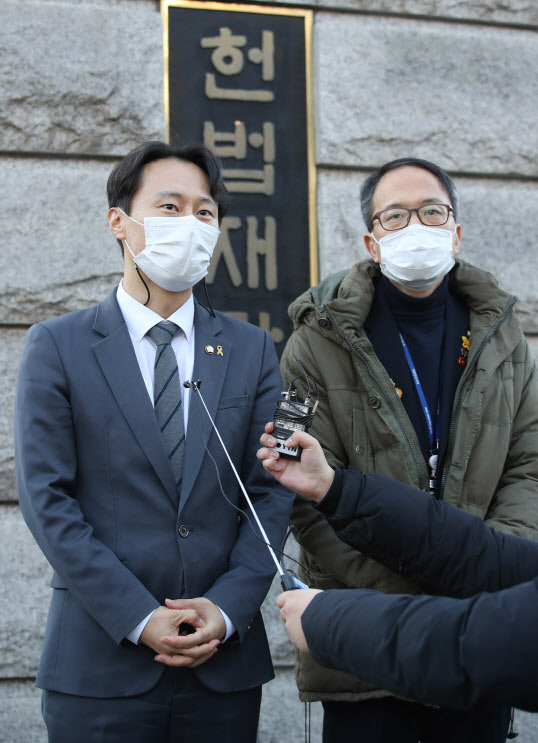 더불어민주당 이탄희 의원(왼쪽)과 박주민 의원이 4일 오후 서울 종로구 재동 헌법재판소에서 임성근 판사 탄핵소추 의결서 정본을 제출한 뒤 취재진의 질문에 답하고 있다. (사진=연합뉴스)