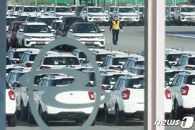 경기도 평택시 쌍용자동차 평택공장 출고 대기장에 출고를 앞둔 차량들이 주차돼 있다. 2021.2.3/뉴스1 © News1 민경석 기자