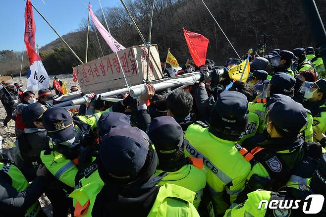 4일 상여를 맨 경북 포항시 남구 장기면 주민들이 AH-64 미 육군 아파치 헬기 사격 훈련 중단을 촉구하며 사격장 진입을 시도하고 있다. 2021.2.4/뉴스1 © News1 최창호 기자