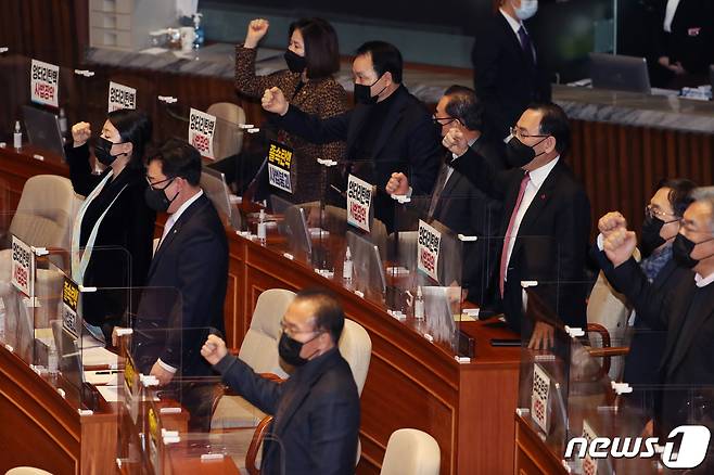 주호영 원내대표를 비롯한 국민의힘 의원들이 4일 오후 서울 여의도 국회에서 열린 제384회국회(임시회) 제4차 본회의에서 사법농단 연루 의혹을 받고 있는 법관(임성근) 탄핵소추안이 가결되자 자리에서 일어나 구호를 외치고 있다. 2021.2.4/뉴스1 © News1 신웅수 기자