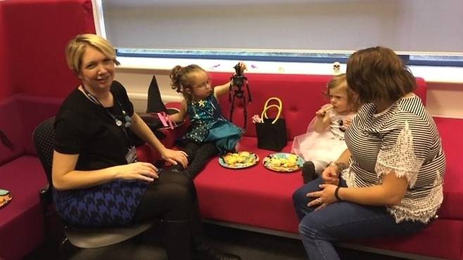 루이스 오셔는 종종 딸들을 일터에 데려간다