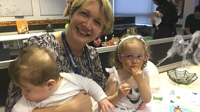 핼러윈에는 자녀들도 오피스 파티에 참여할 수 있다