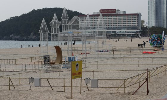 해운대 빛축제가 잠정 연기된 부산 해운대해수욕장에는 시민과 관광객들이 찾지 않아 썰렁하기만 하다. 송봉근 기자