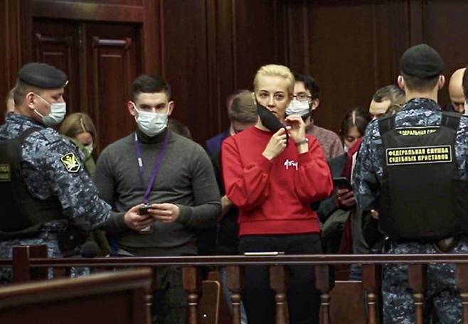 러시아 야권 지도자 알렉세이 나발니의 아내 율리야(빨간색 옷)가 2일(현지시간) 러시아 모스크바 법원에서 열린 나발니의 집행유예 판결 취소 공판에 참석했다. 모스크바|AP연합뉴스