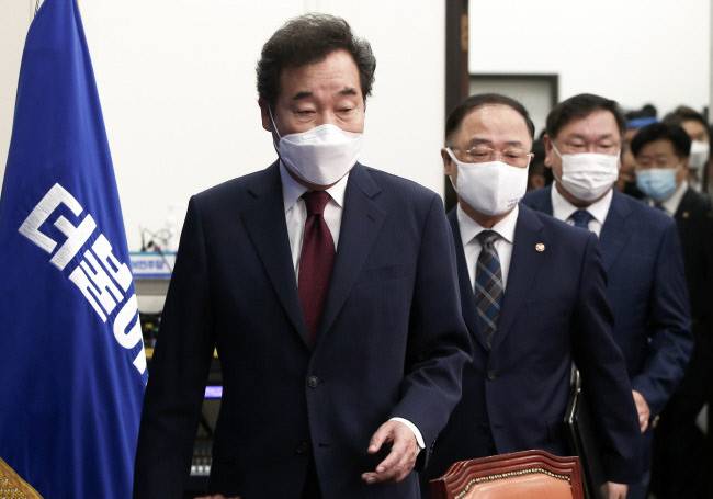 더불어민주당 이낙연 대표와 홍남기 경제부총리겸 기획재정부 장관, 김태년 원내대표가 지난해 10월21일 국회에서 열린 경제상항 점검회의에 입장하고 있다. 연합뉴스