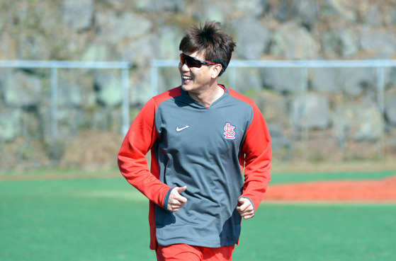 Kim Kwang-hyun of the St. Louis Cardinals trains with the SK Wyverns at the Incheon club's spring training camp in Seogwipo, Jeju, on Wednesday. [YONHAP]