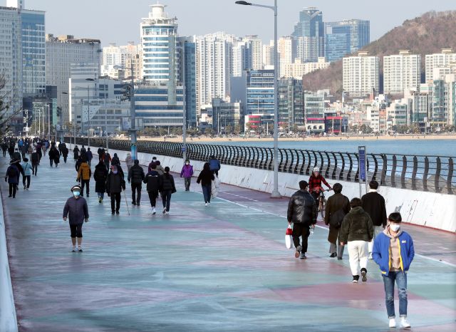 포근한 '대한'을 맞은 지난달 20일 부산 수영구 광안해변로에서 시민들이 산책하며 오후 한때를 보내고 있다. 연합뉴스