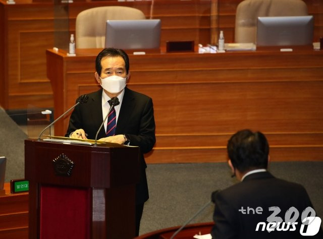 정세균 국무총리가 4일 서울 여의도 국회 본회의장에서 열린 정치·외교·통일·안보 분야 대정부 질문에서 권성동 국민의힘 의원의 질의에 답변하고 있다. /사진=뉴스1